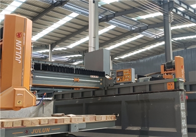 SQC-450/600/700-4D紅外線(xiàn)橋式切石機(jī)（導(dǎo)柱式）